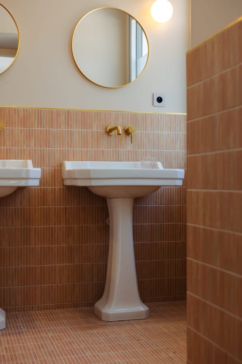 Salle de bain moderne dans la Chambre Marlène à L'Ode à Pierre, Dax avec lavabo sur colonne et robinetterie dorée