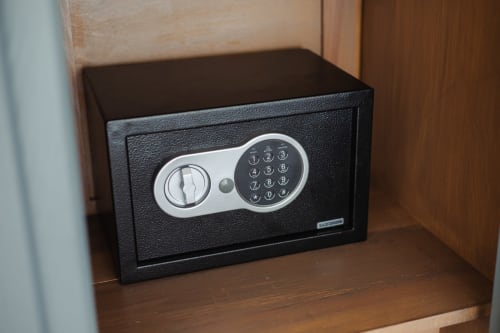 Coffre-fort numérique noir dans un meuble en bois à l'hôtel L'Ode à Pierre, Dax