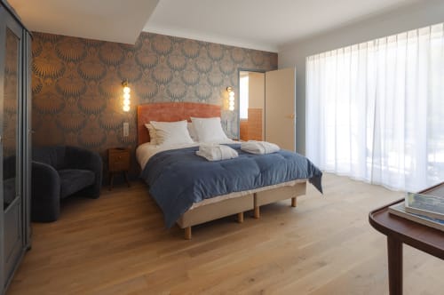 Chambre Marlène à L'Ode à Pierre à Dax, avec tête de lit en terre cuite, papier peint motifs et décor moderne