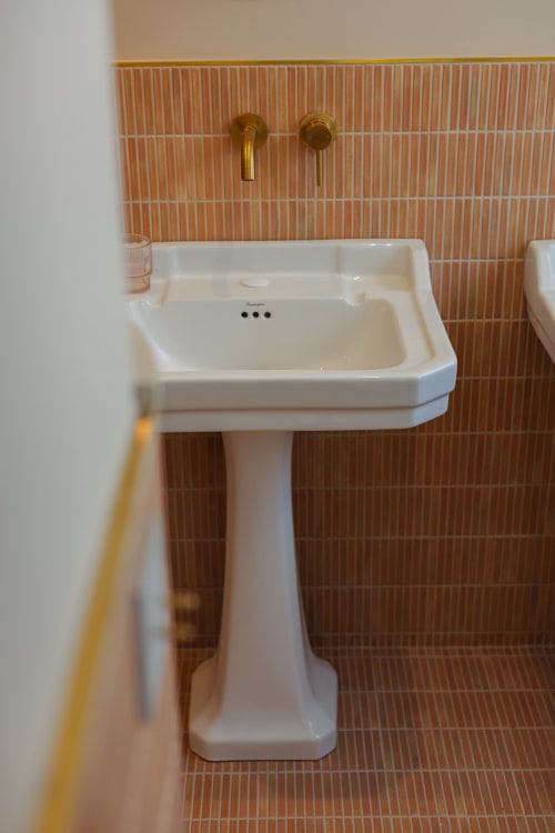 Lavabo sur colonne avec robinetterie en laiton dans la Chambre Marlène de l'hôtel-boutique L'Ode à Pierre à Dax, France