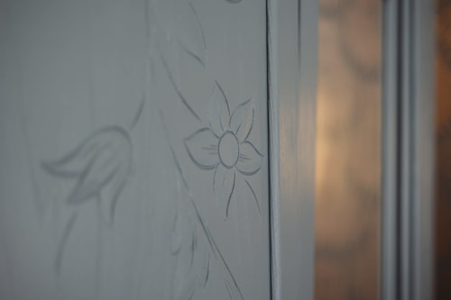 Porte vitrée dépoli avec gravure florale à L'Ode à Pierre, Chambre Marlène, Dax