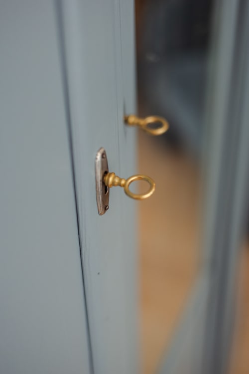 Embrasses dorées sur rideaux bleu clair, Chambre Marlène à L'Ode à Pierre B&B à Dax