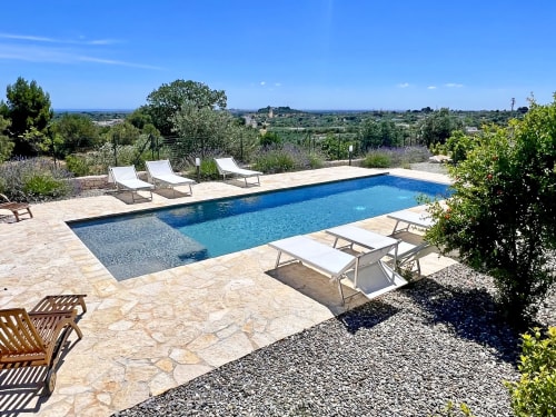 Splendida piscina rettangolare con lettini presso la villa Pietra & Luce a Ostuni, Italia