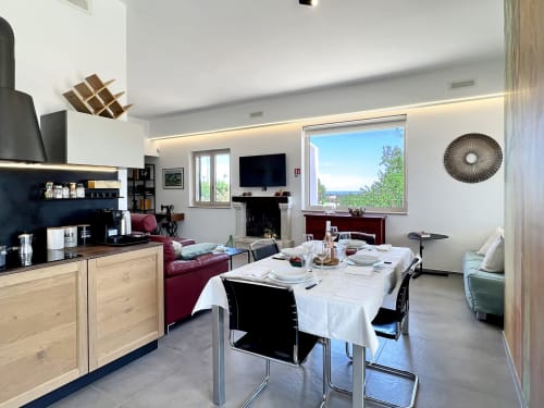 Sala da pranzo e soggiorno in open-plan moderno con vista mare a Pietra & Luce, Ostuni