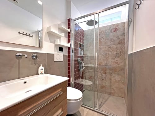 Bagno moderno della villa Ostuni Bloom presso Pietra & Luce con doccia walk-in, vanity in legno e finiture contemporanee