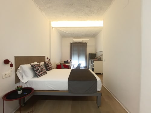 Dormitorio moderno en apartamento El Rincón de Sevilla, San Juan de Aznalfarache, con cama blanca, claraboya, cocina americana y