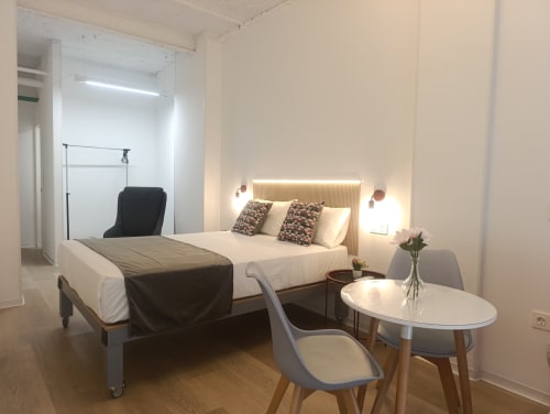 Habitación moderna en El Rincón de Sevilla con cama queen, escritorio y mobiliario contemporáneo