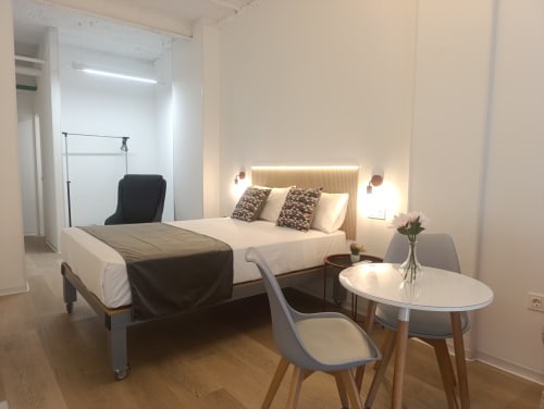 Moderno dormitorio estudio en El Rincón de Sevilla con cama queen, escritorio de trabajo y mesa comedor en apartamento sevillano