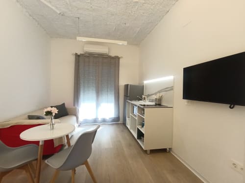 Moderno estudio con cocina americana, TV, sala de estar y luz natural cerca de Sevilla