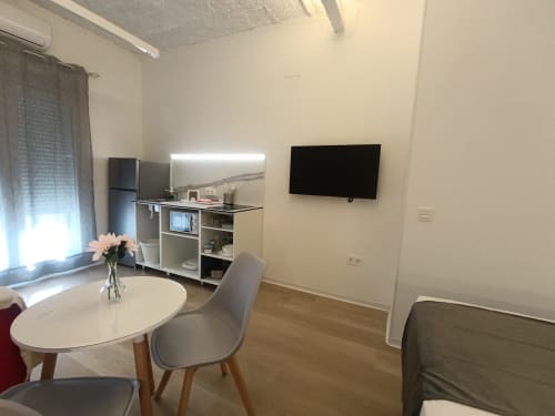 Acogedor apartamento moderno con cocina americana, comedor, TV mural y amplia luz natural en El Rincón de Sevilla