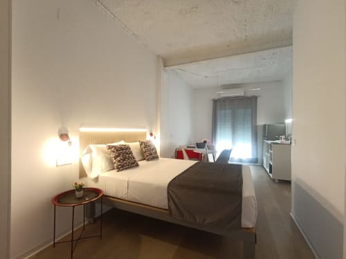 Dormitorio moderno en apartamento El Rincón de Sevilla, San Juan de Aznalfarache, con cama, mesita de noche y cocineta