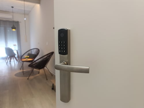 Cerradura digital de teclado en la entrada del apartamento en El Rincón de Sevilla, San Juan de Aznalfarache