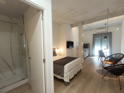 Estudio moderno en El Rincón de Sevilla con cama, ducha, cocina americana y salón contemporáneo