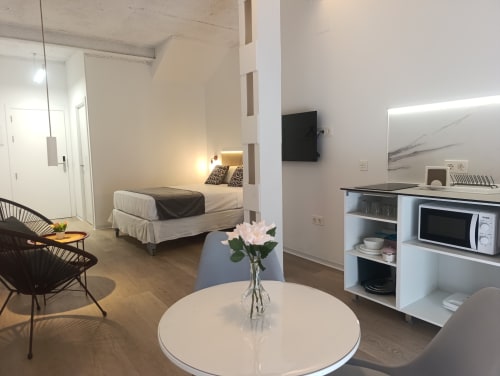 Moderno apartaestudio en El Rincón de Sevilla con cocina americana, mesa de comedor, alcoba dormitorio y acogedora sala de estar