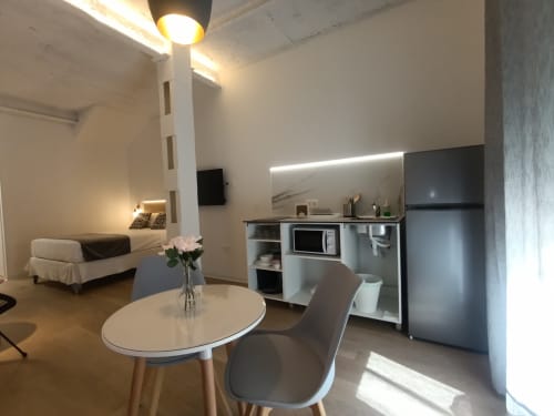 Moderno estudio en El Rincón de Sevilla con kitchenette, mesa redonda, cama y electrodomésticos