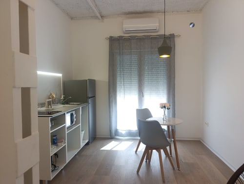 Moderna cocina estudio con zona comedor, cocineta, mesa, silla y ventana en El Rincón de Sevilla, San Juan