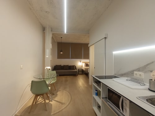 Estudio moderno en El Rincón de Sevilla con cocina abierta, comedor y sala con sofá cama
