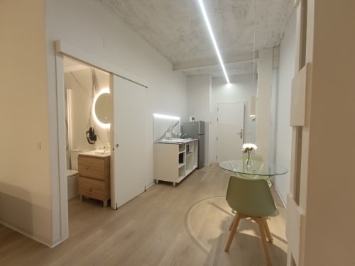 Estudio moderno en El Rincón de Sevilla con cocina, mesa de comedor de cristal y baño con espejo circular