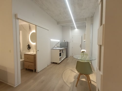 Estudio moderno en El Rincón de Sevilla con cocina, baño, comedor e iluminación contemporánea