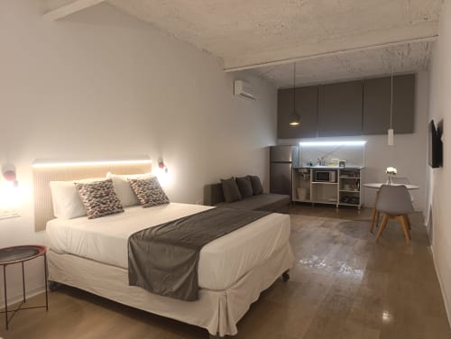 Moderno estudio en El Rincón de Sevilla con cama, cocina, sofá y mobiliario contemporáneo en San Juan de