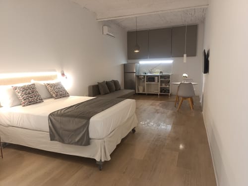 Moderno estudio en San Juan de Aznalfarache con cama, cocina y mobiliario contemporáneo cerca del metro de Sevilla.