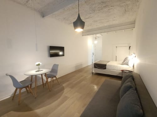 Estudio moderno en El Rincón de Sevilla con cama, sala de estar y techo de hormigón en San Juan de Aznalfarache