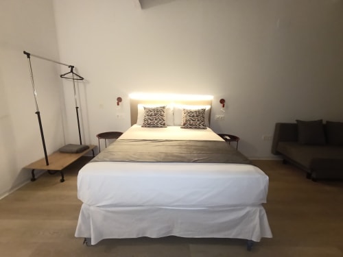Habitación moderna del apartamento El Rincón de Sevilla en San Juan de Aznalfarache con cama, sofá e iluminación ambiental