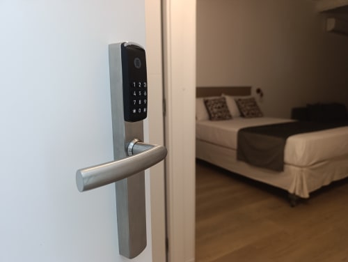 Cerradura digital con teclado en la puerta del dormitorio del apartamento El Rincón de Sevilla en Sevilla