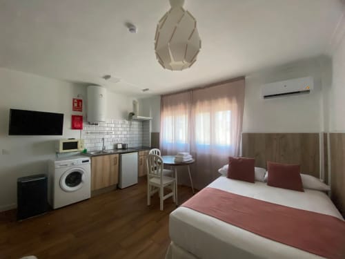 Moderno estudio en Sevilla con cama, cocina americana y vistas a la ciudad cerca del centro histórico