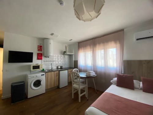 Estudio en El Rincón de Sevilla con cocina americana, cama y vistas a la ciudad cerca de Macarena