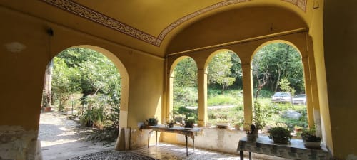 L'hotel Prince Garda a Salò offre una terrazza coperta con finestre ad arco che si affaccia sui giardini