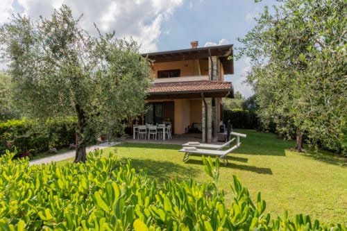 Villa moderna a Prince Garda di Salò con terrazza, ulivi e prato curato affacciati sul Lago di Garda