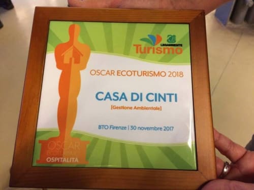 Oscar Ecoturismo 2018 award plaque for Casa di Cinti, environmental management recognition