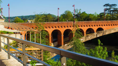 Pont historique en briques aux arches de la Villa des Palmiers, charmante maison d'hôtes à Villeneuve-sur-Lot.