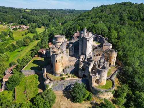 Château médiéval entouré de forêts verdoyantes près de Villeneuve-sur-Lot, France