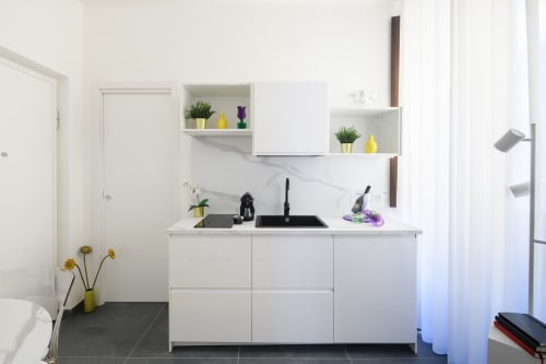 Moderno bagno dell'Appartamento Giallo all'hotel Almatros di Sulmona, con arredamenti bianchi e rivestimento in marmo