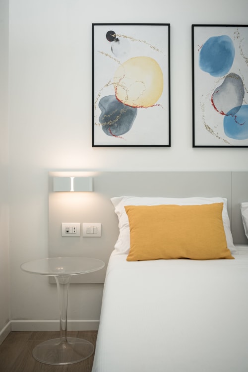 Camera da letto moderna a Villa Mary con opera astratta incorniciata, cuscino giallo e arredamento minimalista a Santa Maria di Sala