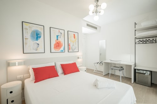Camera da letto matrimoniale moderna all'Hotel Villa Mary con cuscini rossi, arte astratta e arredi contemporanei a Santa Maria di Sala
