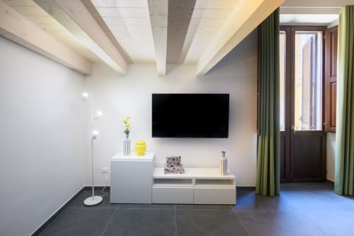 Appartamento Green dell'hotel Almatros a Sulmona con moderno soggiorno, TV a parete e arredamenti bianchi