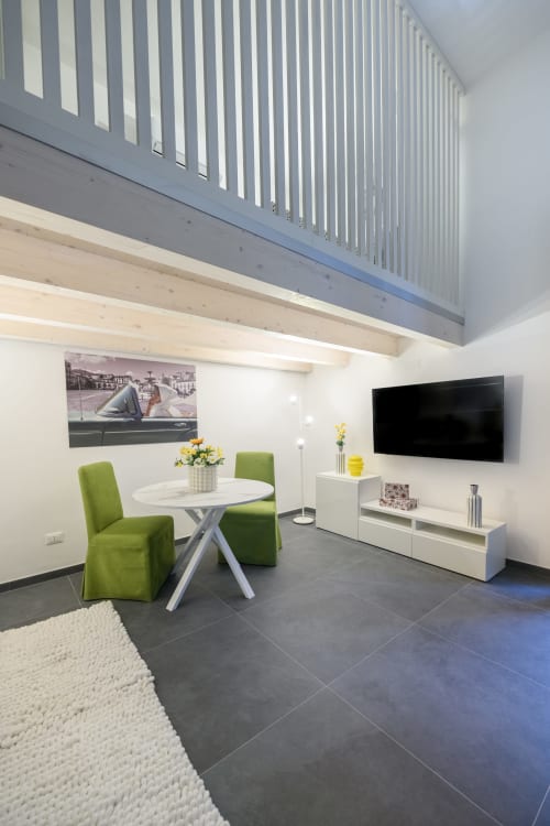 Appartamento Green all'hotel Almatros di Sulmona con soppalco, zona pranzo e living con TV