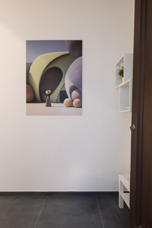 Corridoio moderno dell'Almatros Green Apartment a Sulmona, con opere d'arte astratta surrealista e scaffali minimalisti bianchi