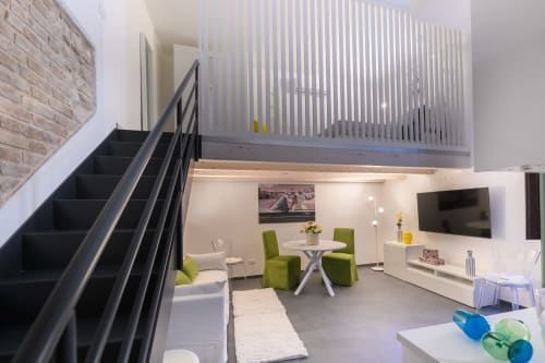 Appartamento Green all'hotel Almatros di Sulmona con soppalco, scala nera, zona pranzo e soggiorno