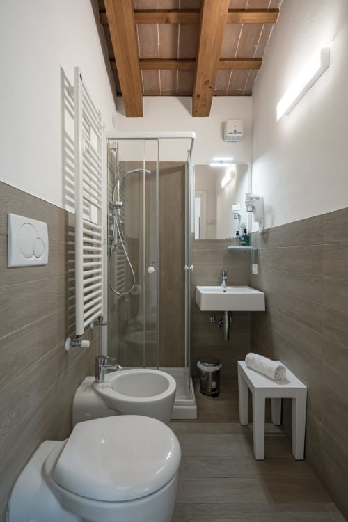 Bagno moderno dell'Hotel Villa Mary con doccia, WC, bidet e lavabo a Santa Maria di Sala