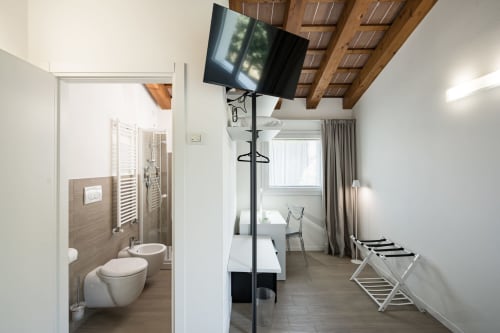 Camera singola Hotel Villa Mary a Santa Maria di Sala con bagno, TV, letto e vista sul giardino