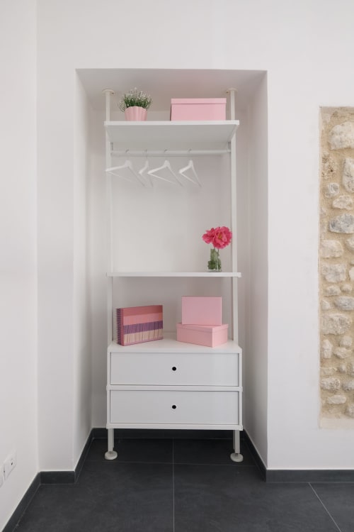 Armadio bianco con dettagli rosa nell'Appartamento Peonia dell'hotel Almatros, Sulmona