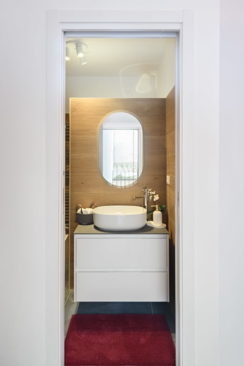 Bagno moderno nell'Appartamento Peonia dell'hotel Almatros a Sulmona, con lavabo rotondo e dettagli in legno