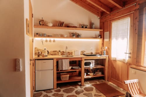 Cozinha rústica em madeira na Quinta da Mata de Baixo, Casa do Plátano, com prateleiras abertas, eletrodomésticos compactos e jardim
