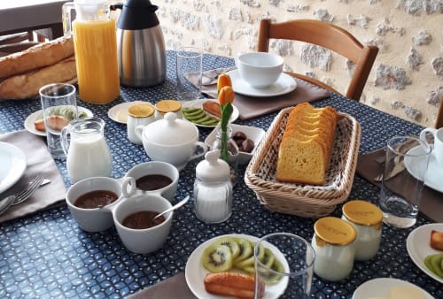 Petit-déjeuner servi au gîte Le Clos Saint Maurin à Saint Maurin : viennoiseries, fruits frais, yaourt et boissons