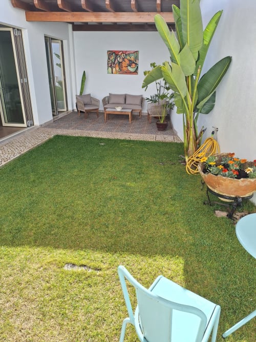 Pátio moderno da Santa Cruz Historic Guest House em Lagos com área de estar, jardim exuberante, plantas tropicais e design contemporâneo