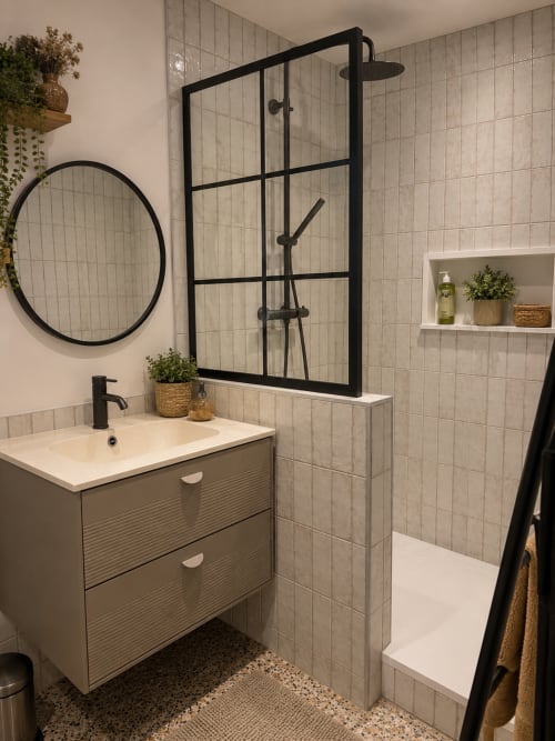 Salle de bain moderne avec douche aux cadres noirs, miroir rond et vasque à Maison d'hôtes Le Mas des Vignes, Rochegude